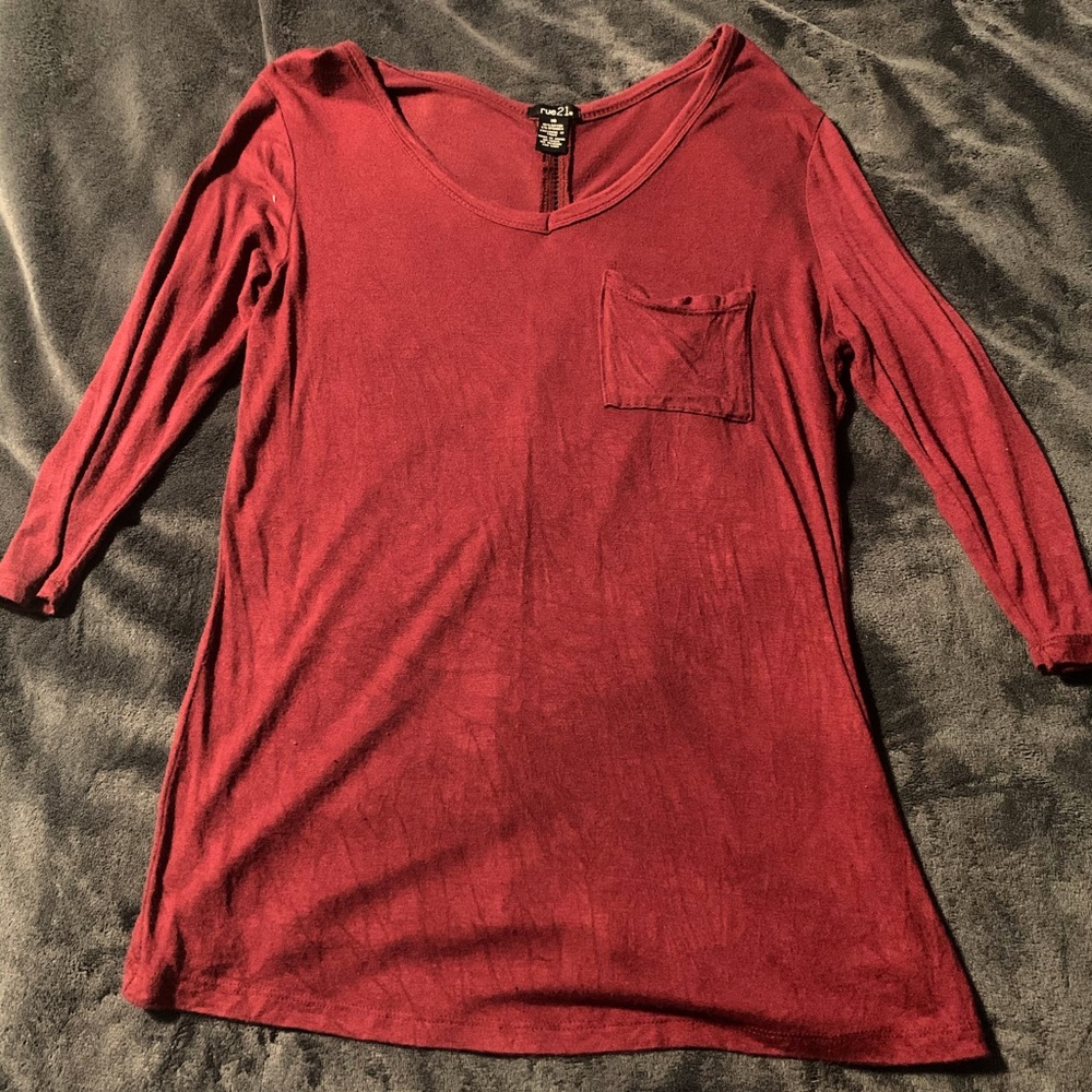 burgundy/red quarter length pocket tee